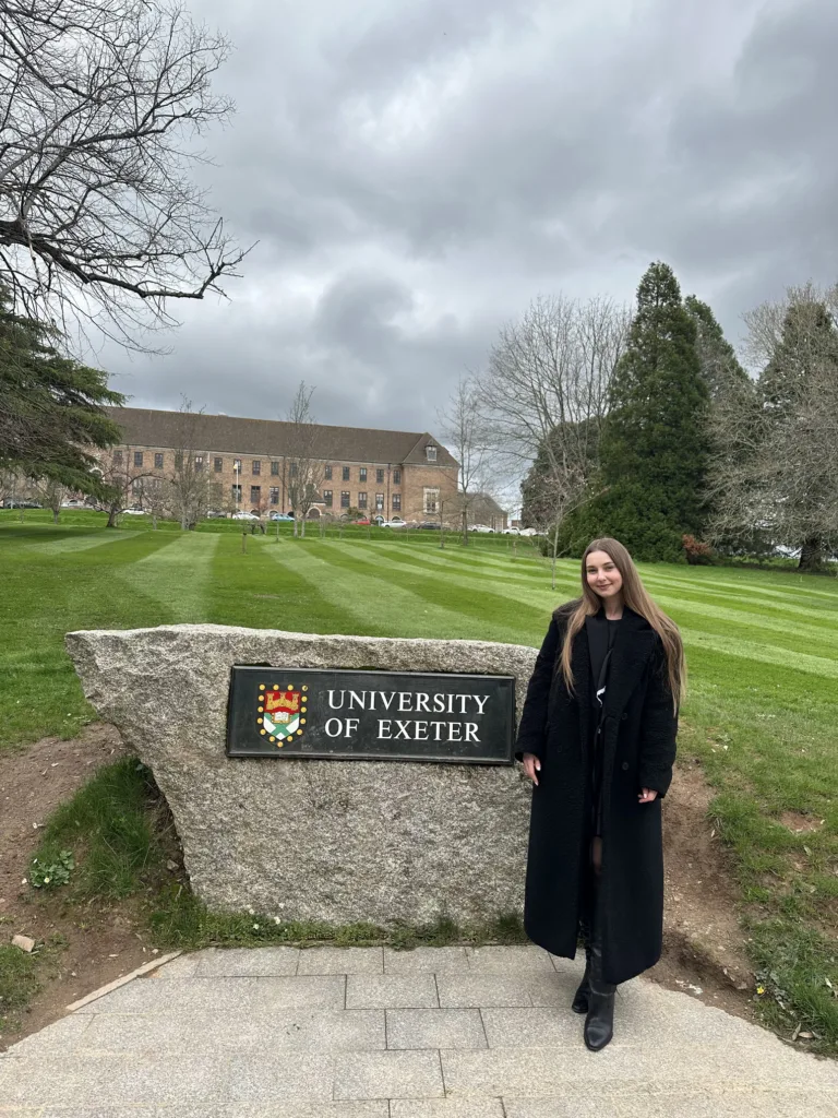Студентка біля університету Ексетера