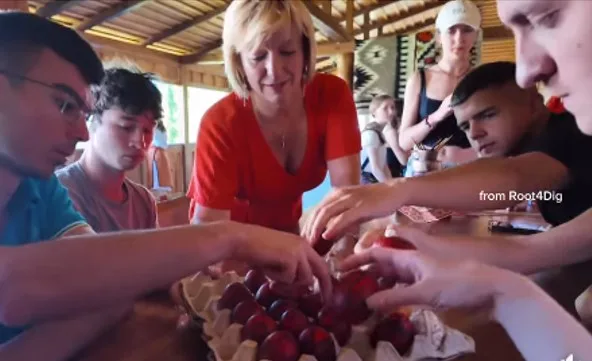 Люди фарбують яйця на святковому столі