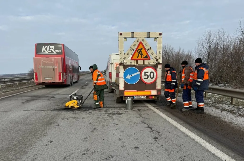 Робітники ремонтують дорожнє покриття на трасі