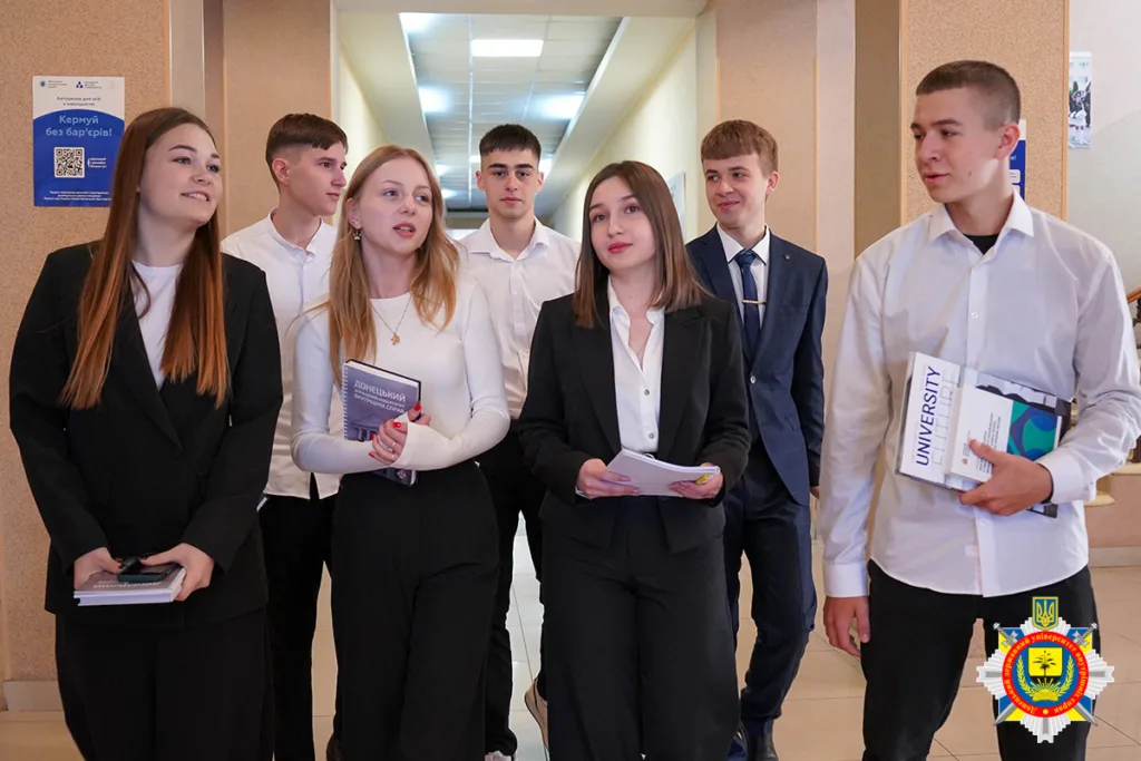 Студенти університету йдуть коридором навчального закладу