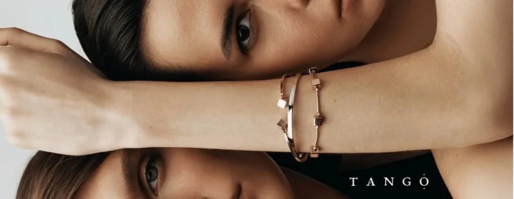 Моделі демонструють стильні золоті браслети TANGO