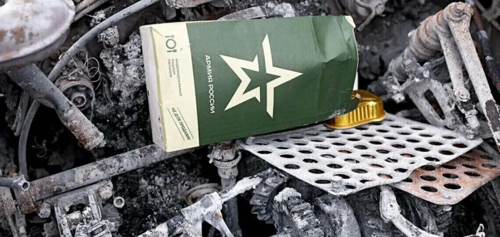 Російський військовий пайок серед згорілої техніки