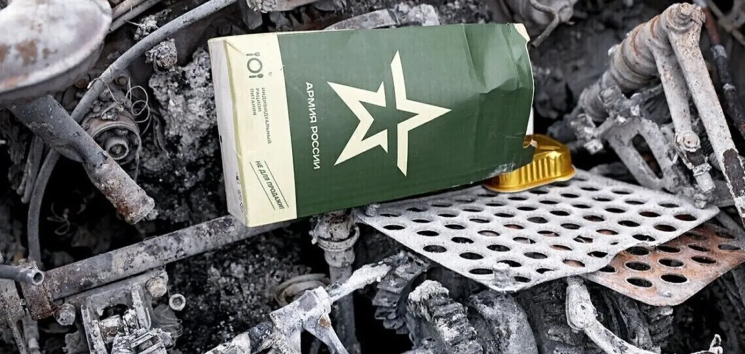 Російський військовий пайок серед згорілої техніки