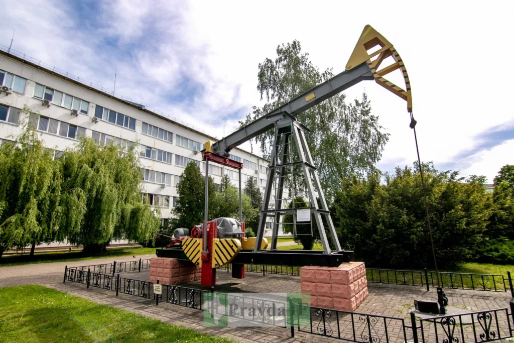 Нафтова качалка перед адміністративною будівлею