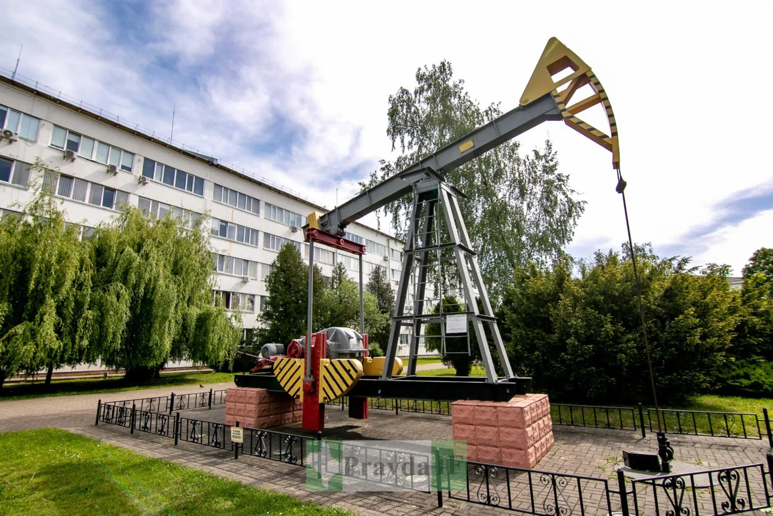 Нафтова качалка перед адміністративною будівлею