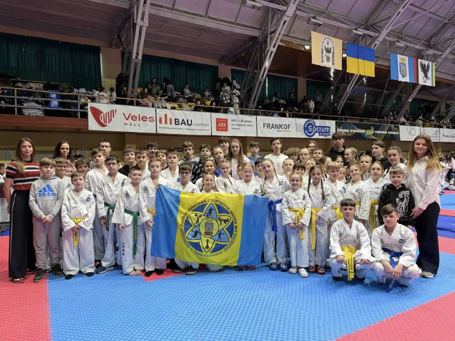 Команда тхеквондо з прапором України на турнірі