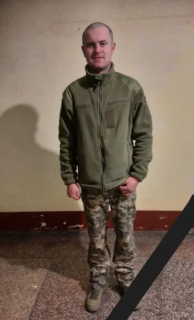 Військовий у камуфляжі стоїть у приміщенні