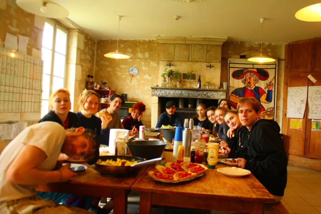 Група друзів разом снідає за великим столом