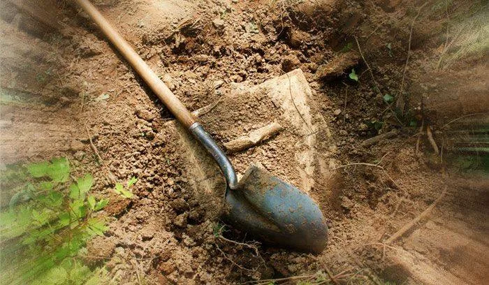 Лопата вкопана в землю на будмайданчику