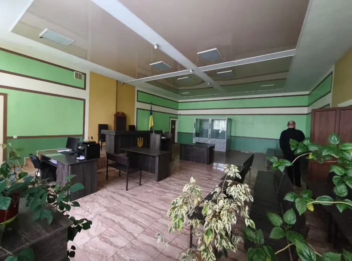 Сучасний зал суду з українським прапором