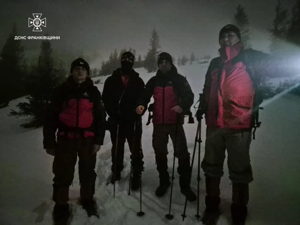 Рятувальники у горах під час нічного снігопаду