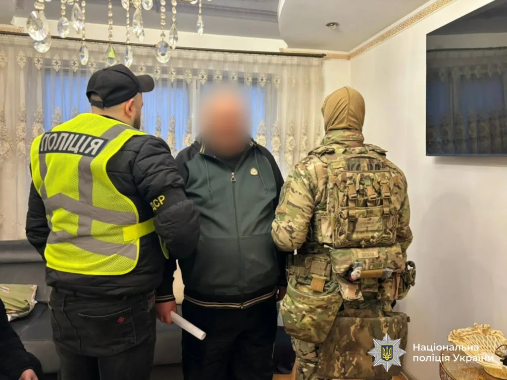 Поліція України проводить затримання у будинку
