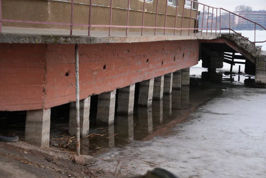 Будівля на палях над крижаною водою