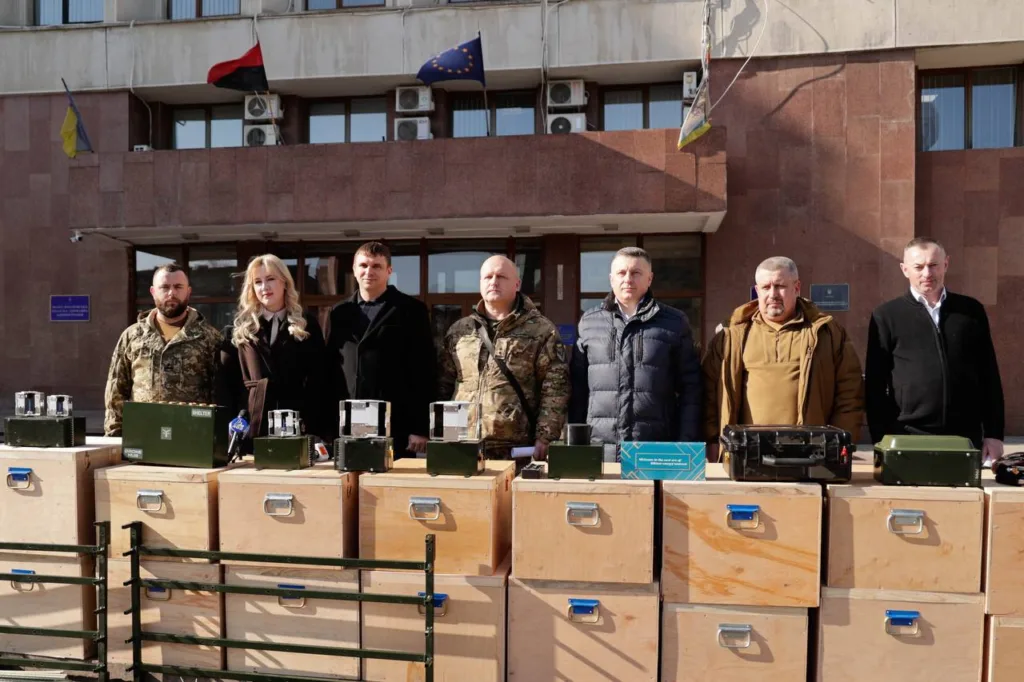 Передача військового обладнання біля адміністративної будівлі