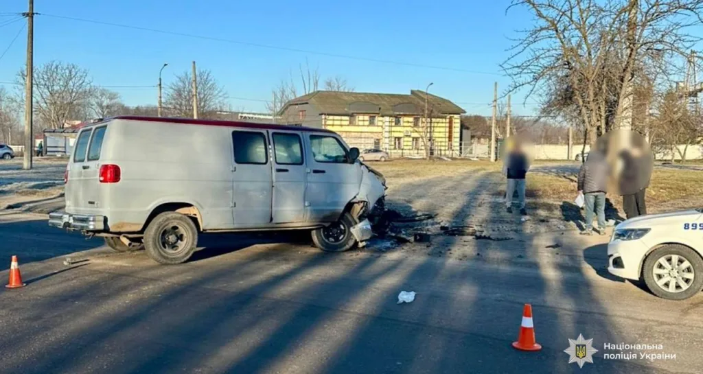 Дорожня аварія з пошкодженим мікроавтобусом в Україні