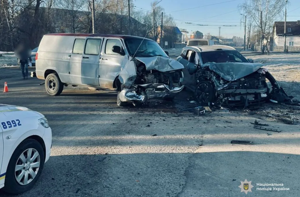 Дорожня аварія з двома пошкодженими автомобілями