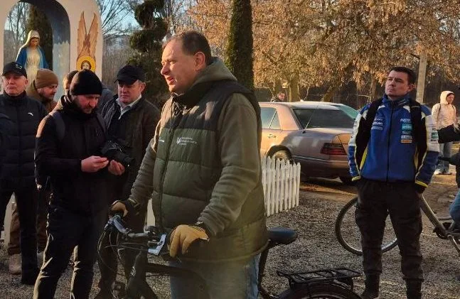 Чоловік із велосипедом серед людей на вулиці