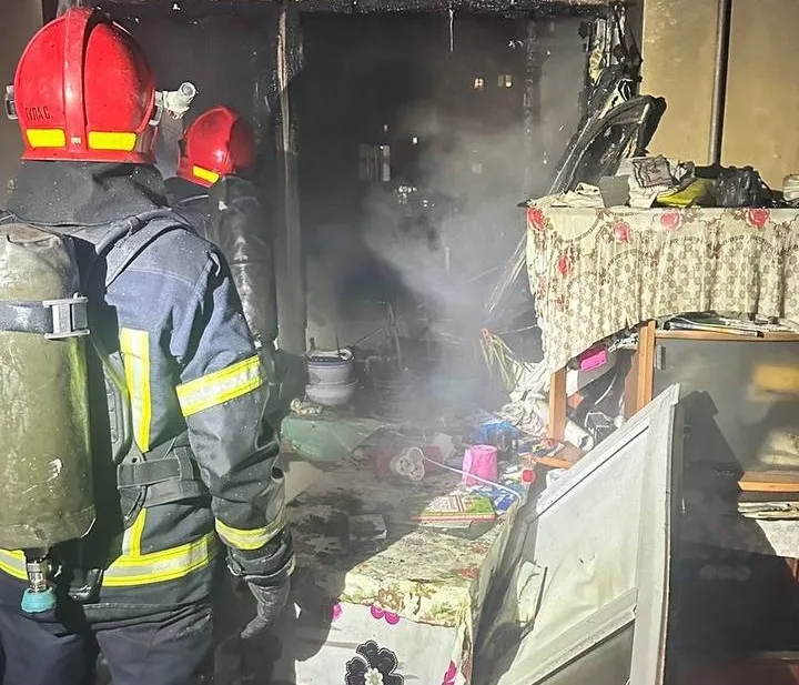 Пожежники гасять займання у квартирі після пожежі