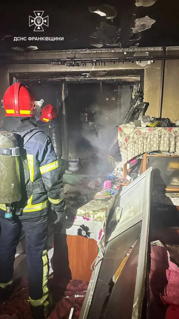 Пожежники гасить пожежу у квартирі