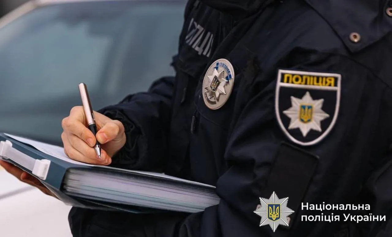 Офіцер поліції України заповнює документи