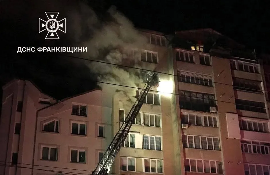 Пожежники гасять вогонь у багатоповерхівці Франківська