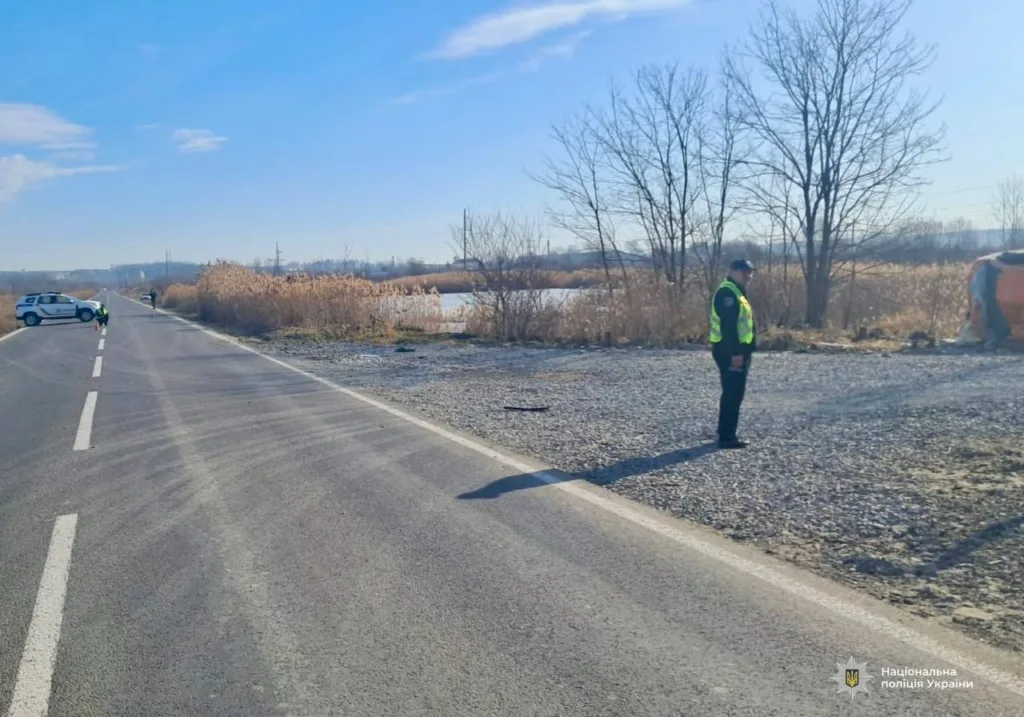 Поліцейські на місці дорожньо-транспортної пригоди