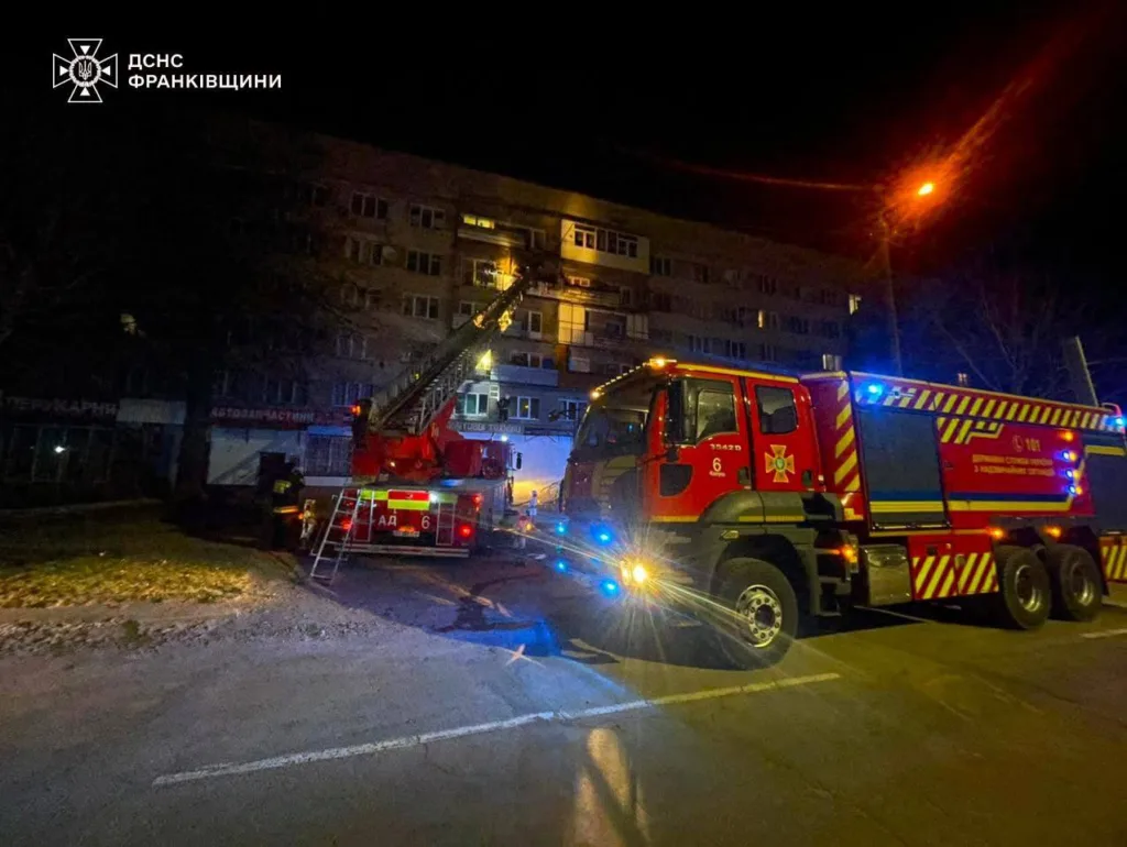 Пожежники гасять вогонь у багатоповерхівці вночі