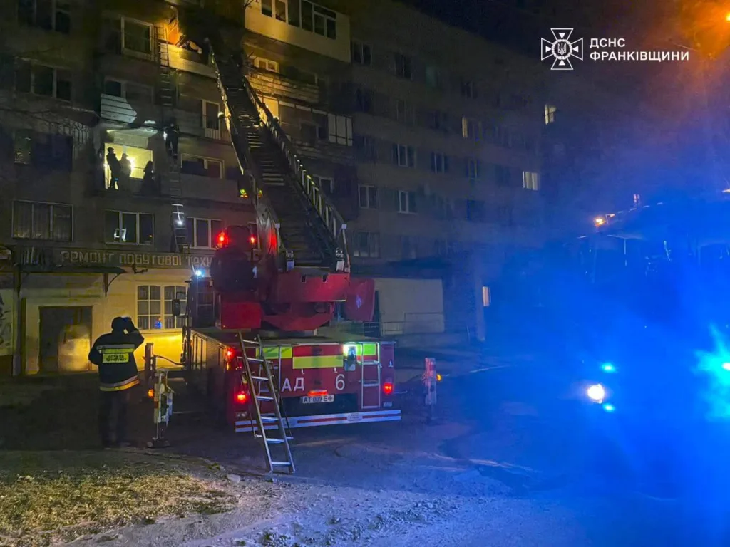 Пожежники гасять пожежу у житловому будинку вночі
