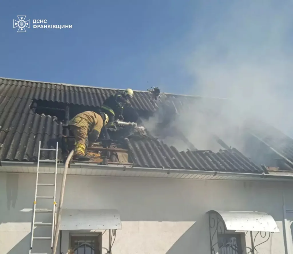 Пожежники гасять вогонь на даху будинку