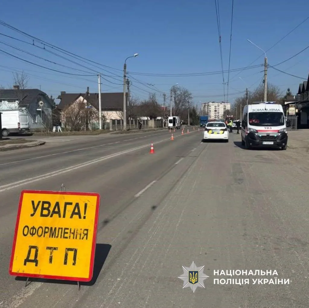 Поліція та швидка на місці ДТП