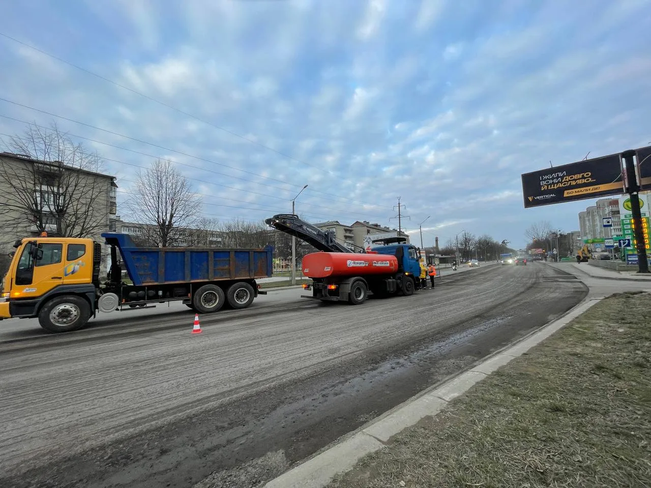 Дорожні роботи на міській вулиці з технікою