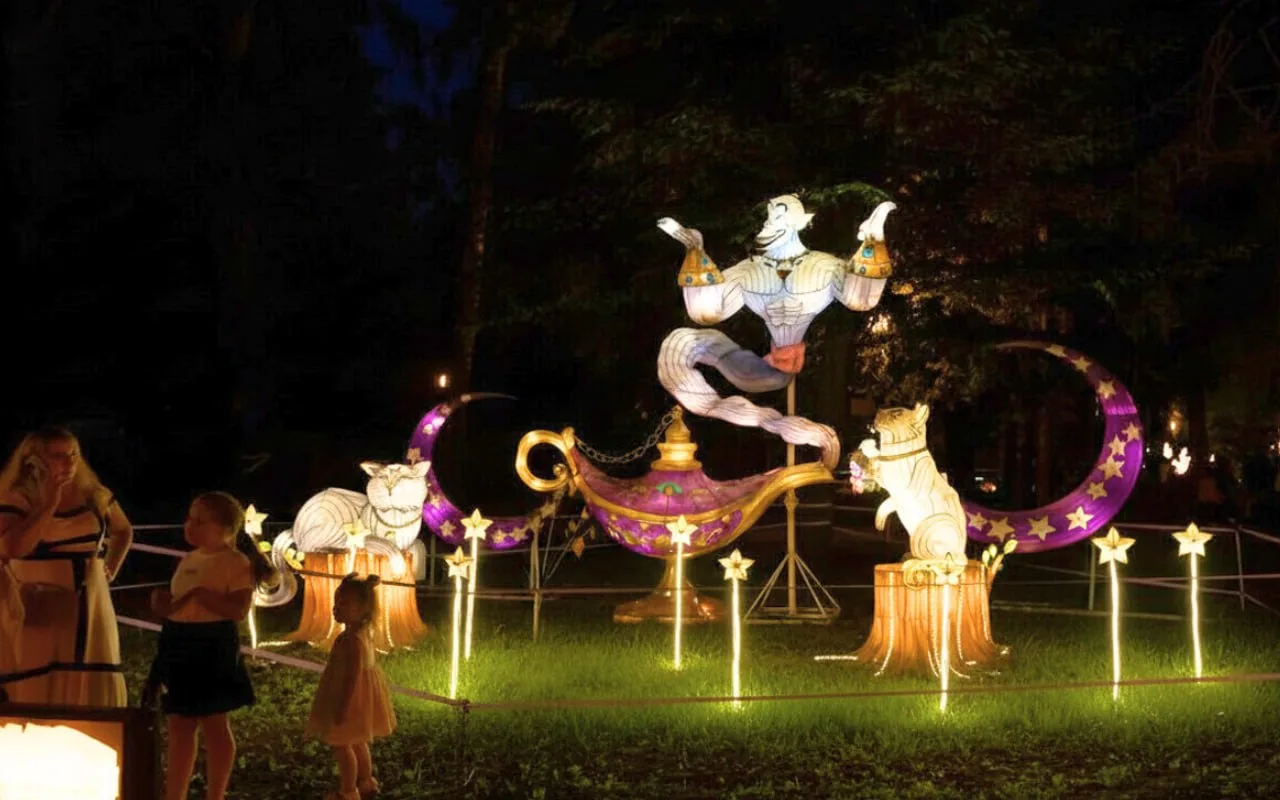 Світлова інсталяція джина з чарівною лампою