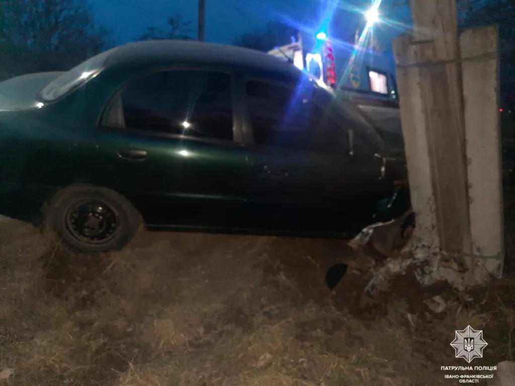 Автомобіль врізався в електричний стовп увечері