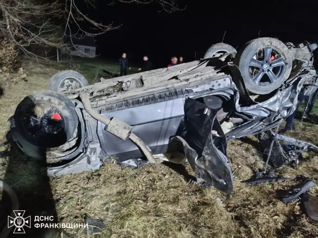 Перекинутий автомобіль після аварії вночі