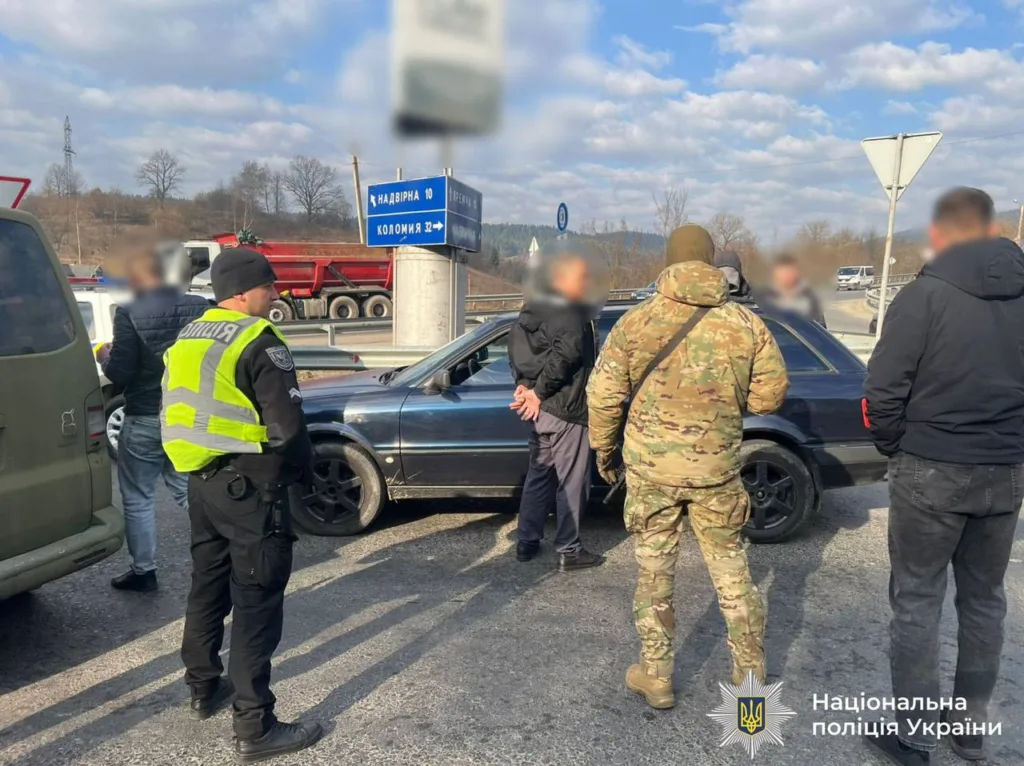 Поліція України зупинила автомобіль на трасі