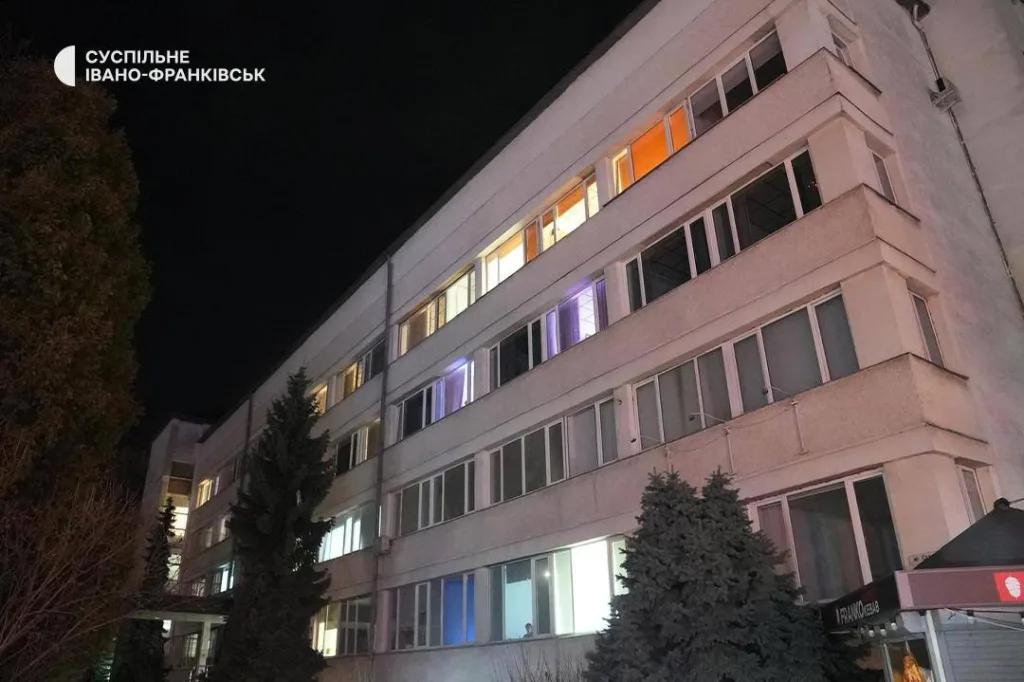 Нічна будівля в Івано-Франківську з підсвіткою