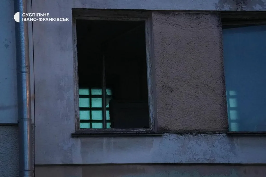 Занедбане вікно старої будівлі ввечері