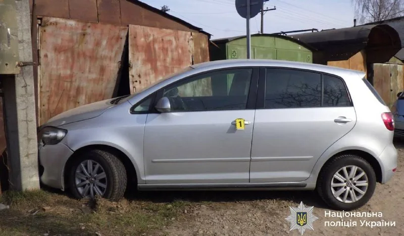 Срібний автомобіль біля гаражів, фото поліції України