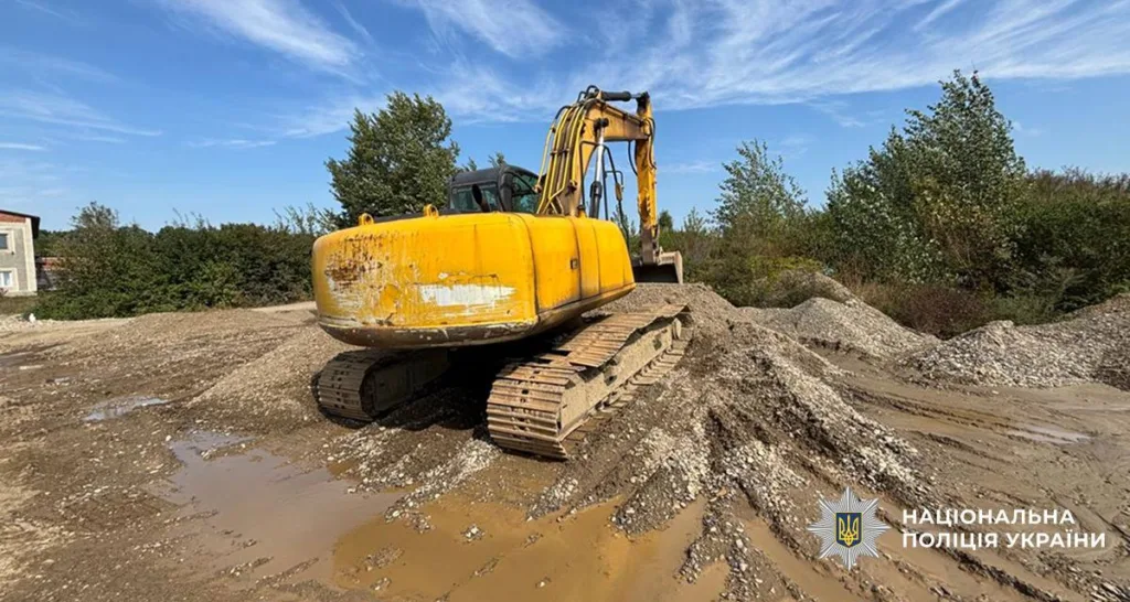 Жовтий екскаватор працює на будівельному майданчику