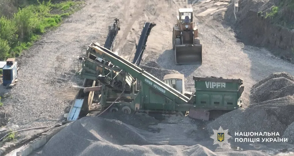 Кар'єрна техніка та навантажувач на гравійному полі