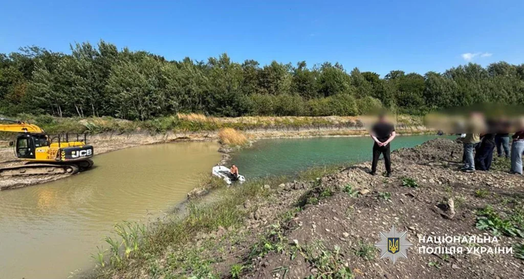 Поліція біля водойми з екскаватором та човном