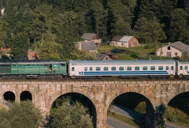 Потяг Укрзалізниці на кам'яному віадуку в Карпатах