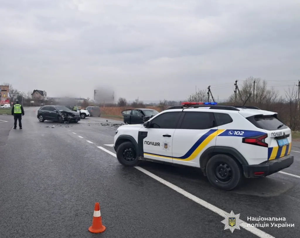 ДТП на дорозі, працює поліція України