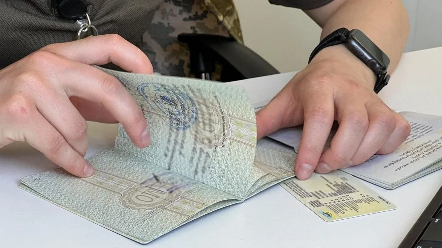 Перевірка українського паспорта та документів