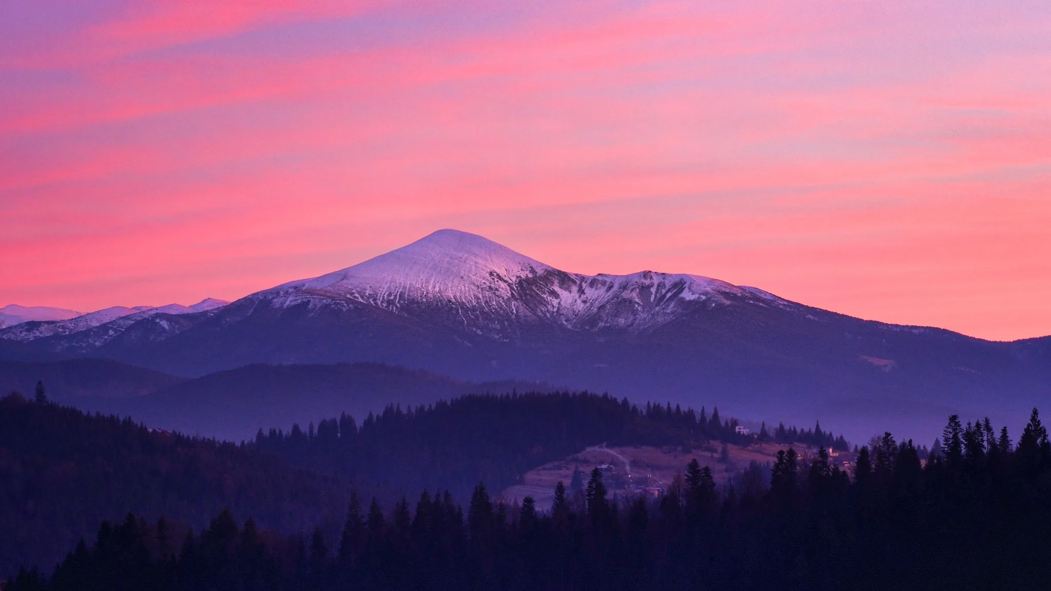 Захід сонця над гірськими вершинами Карпат