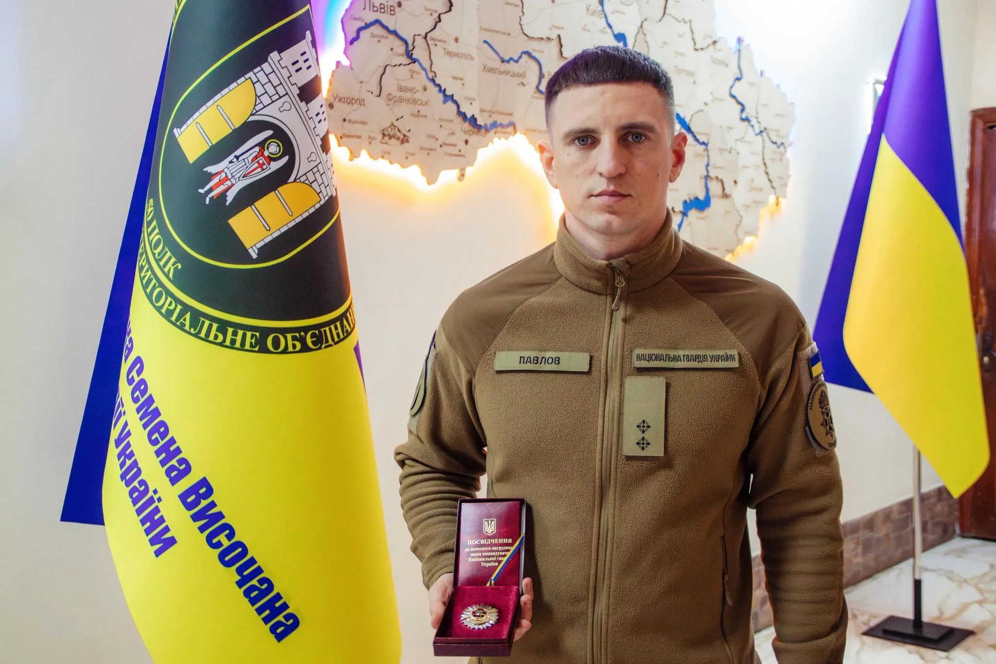 Боєць Нацгвардії України отримує нагороду