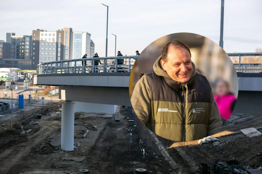 Новий міст у місті та усміхнений чоловік