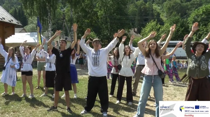 Молодь танцює на відкритому повітрі в горах
