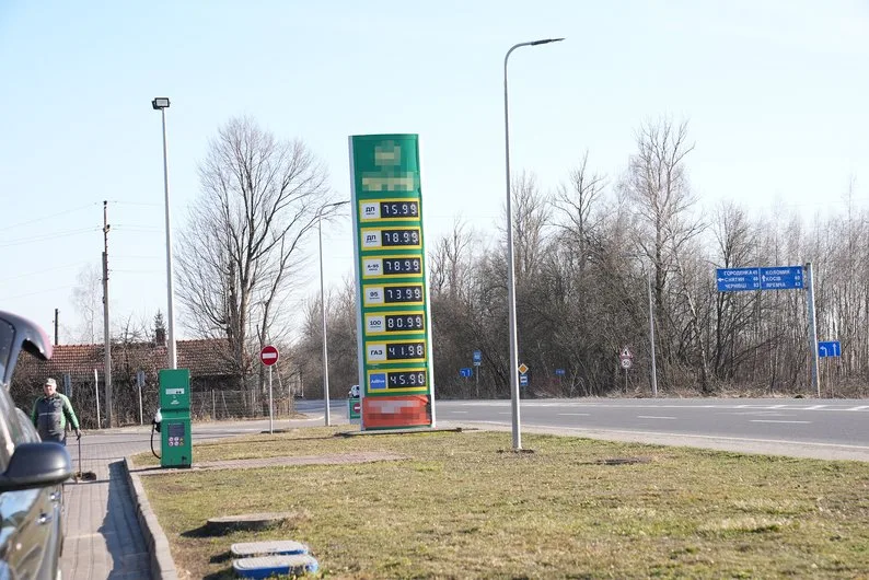 Автозаправна станція з цінами на паливо біля дороги