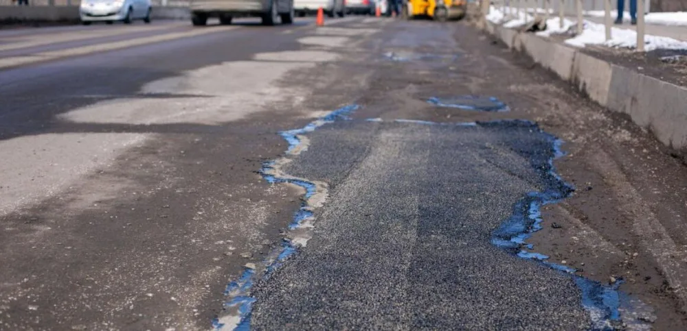 Ремонт пошкодженої дороги з асфальтовими латками